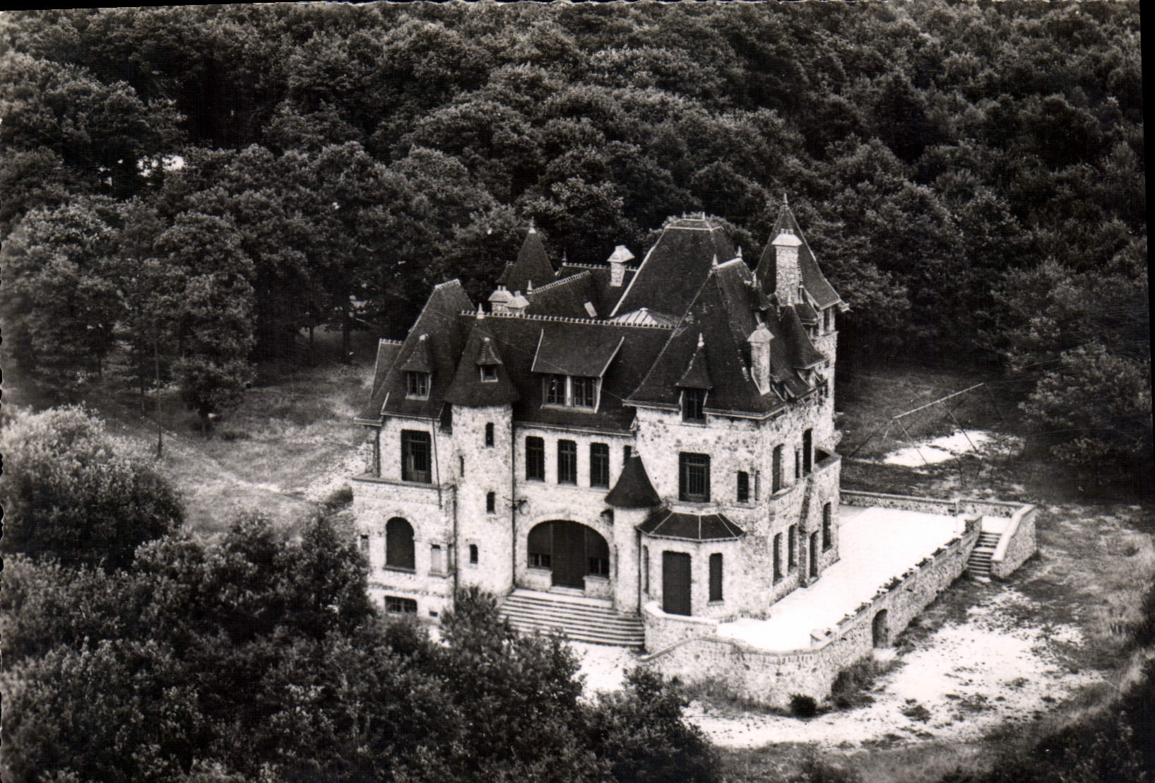 Villers-sous-Châtillon — Le Château — Vue aérienne — Éditions Coabier