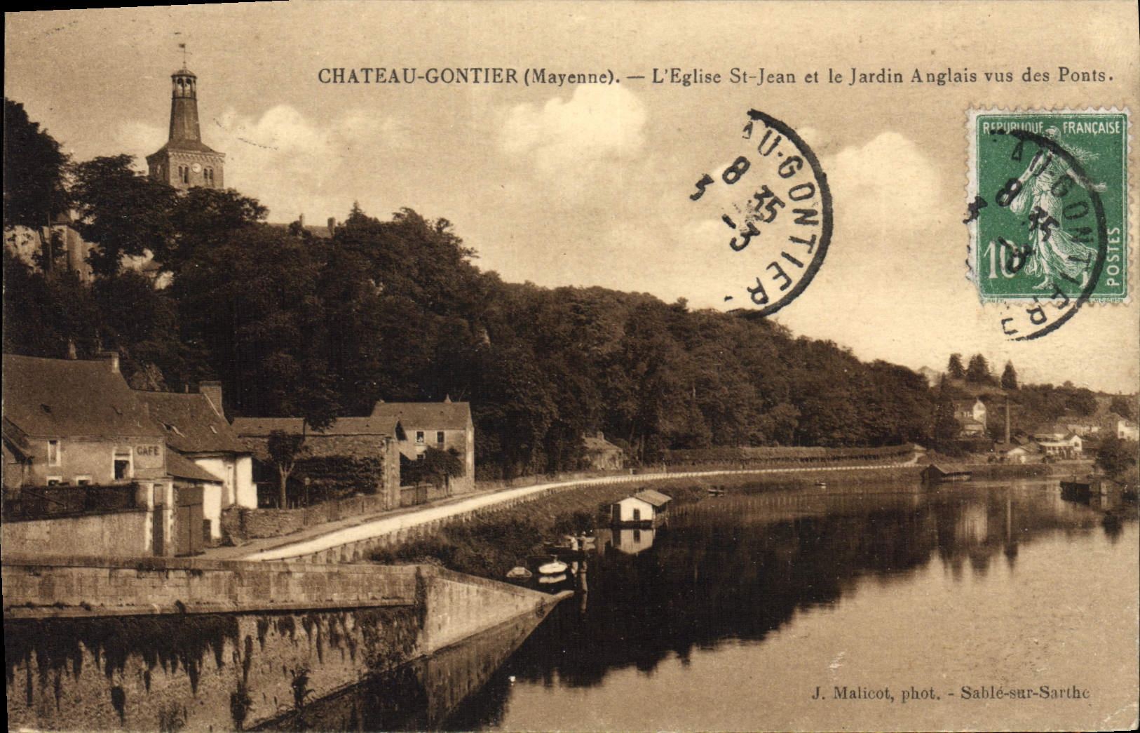 Château-Gaontier (Mayenne) — L'Église St-Jean et le Jardin Anglais vus des Ponts — J. Malicot, phot. - Sable-sur-Sarthe