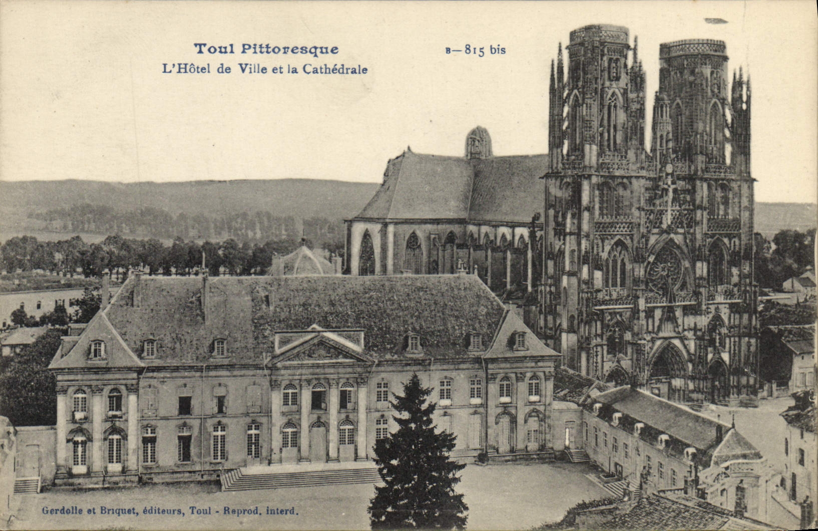 CPA Toul Pittoresque L'Hotel De Ville Et La Cathedrale