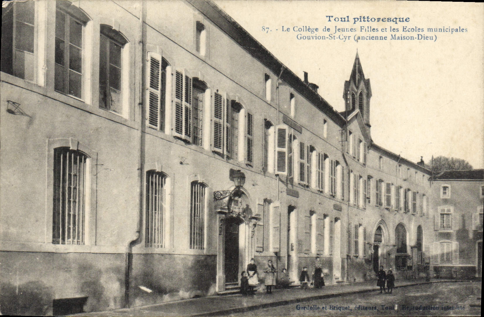 Toul pittoresque — Le Collège de Jeunes Filles et les Écoles municipales Gouvion-St-Cyr (ancienne Maison-Dieu) — Gerdolle et Briquet, éditeurs, Toul