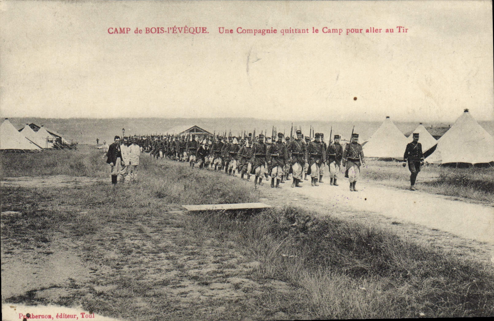 Camp de Bois-l'Évêque — Une Compagnie quittant le Camp pour aller au Tir — P. Obernon, éditeur, Toul