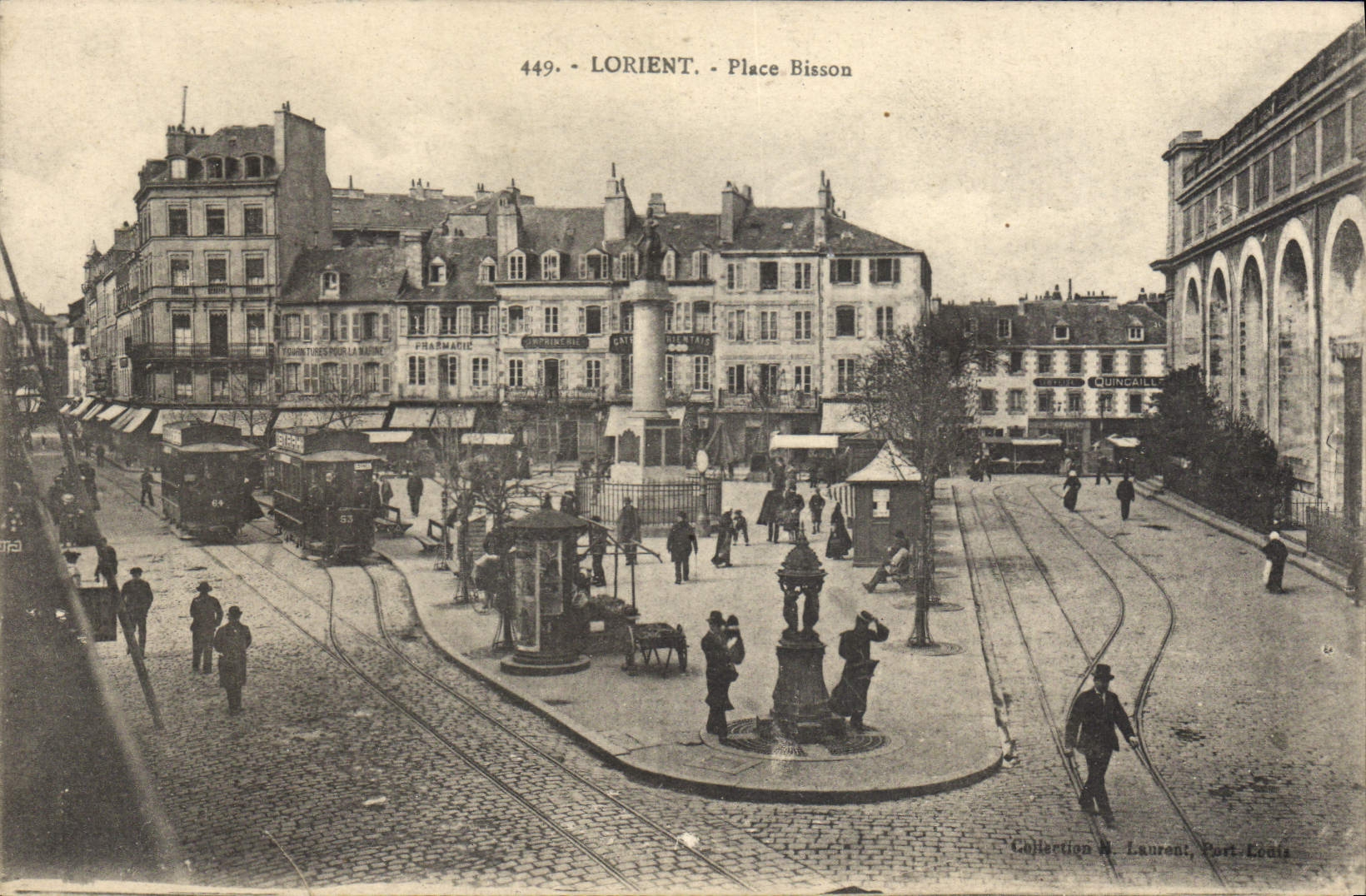 Lorient - Place Bisson — vue de la place avec monument central et tramways — Collection Laurent, Port-Louis, n° 449