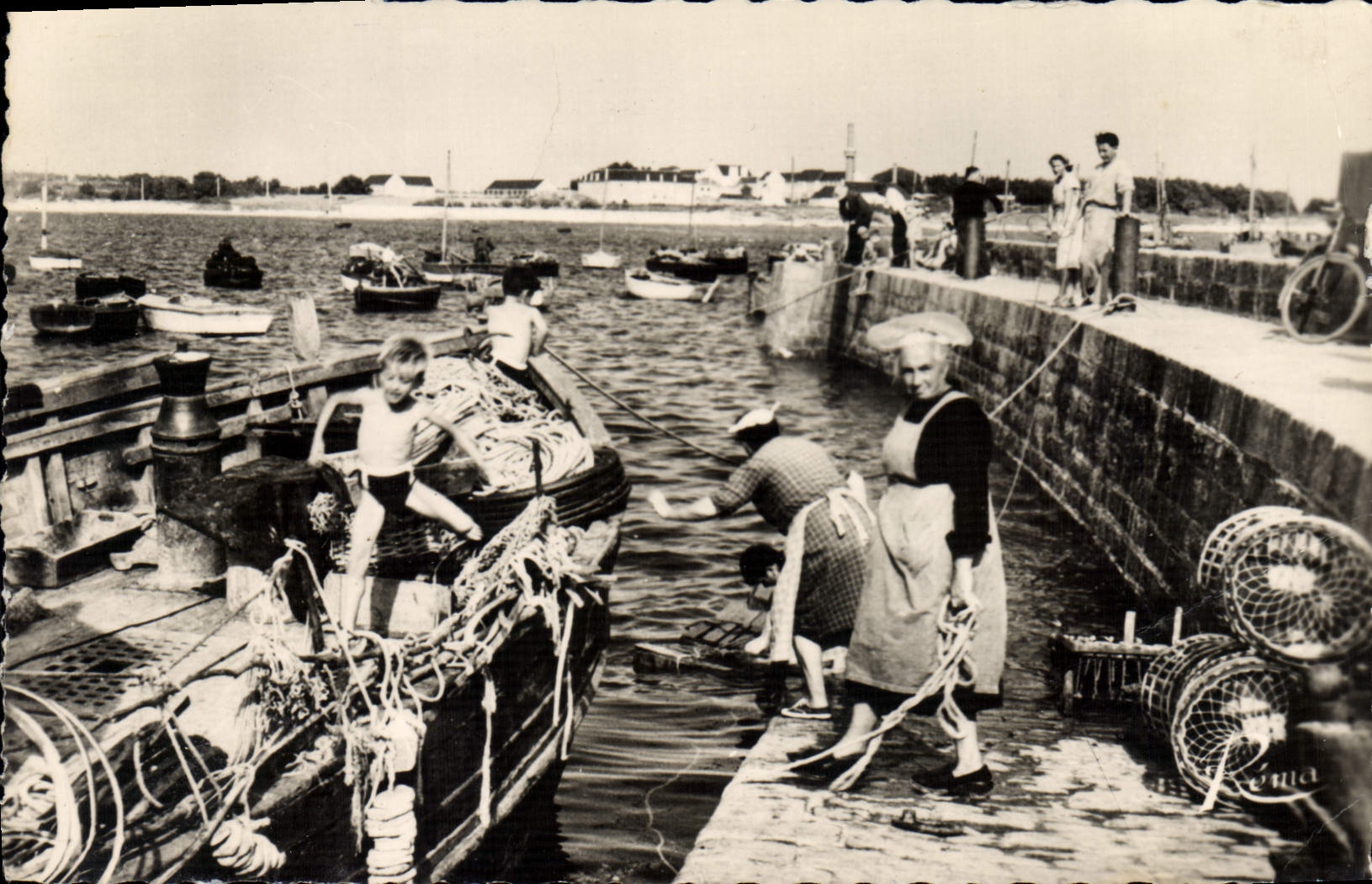 Hafen von Lomener (Morbihan) — Fischer und Kinder am Kai — Verleger RÉMA, Nr. 616