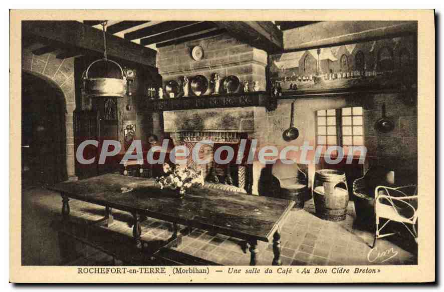 ROCHEFORT-en-TERRE (Morbihan) — Une salle du Café « Au Bon Cidre Breton » — Phot. Olivier Macon