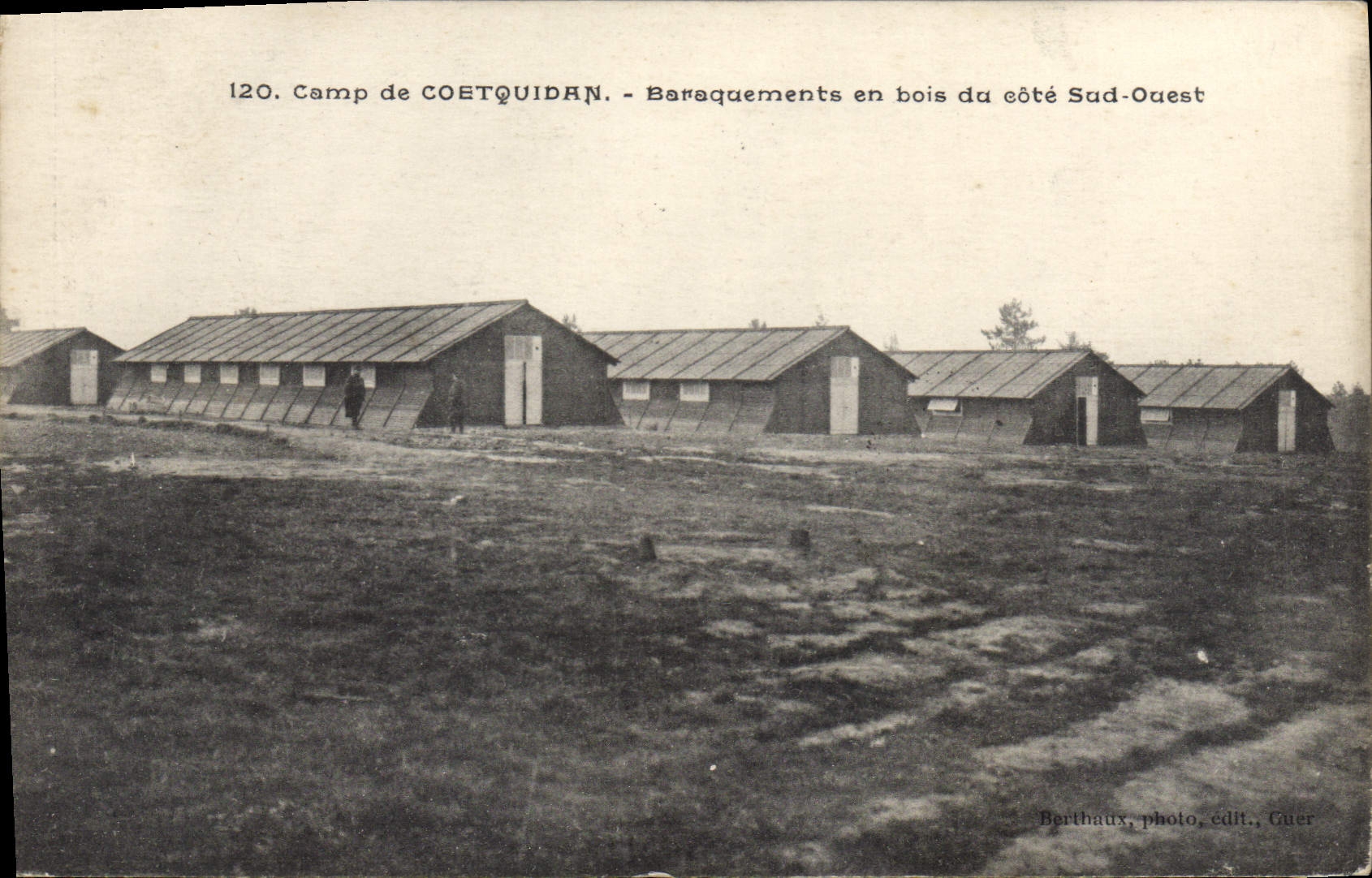 Camp de Coetquidan — Baraquements en bois du côté Sud-Ouest — Berthaux, photo, éd. Guer