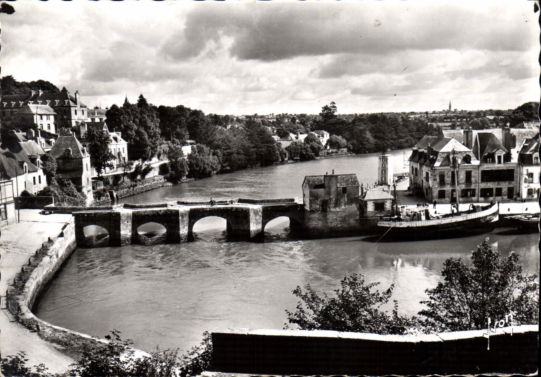 Auray (Morbihan) — Vieux Pont sur la rivière Le Loch à Saint-Goustan — Éditions d'Art YVON, Paris