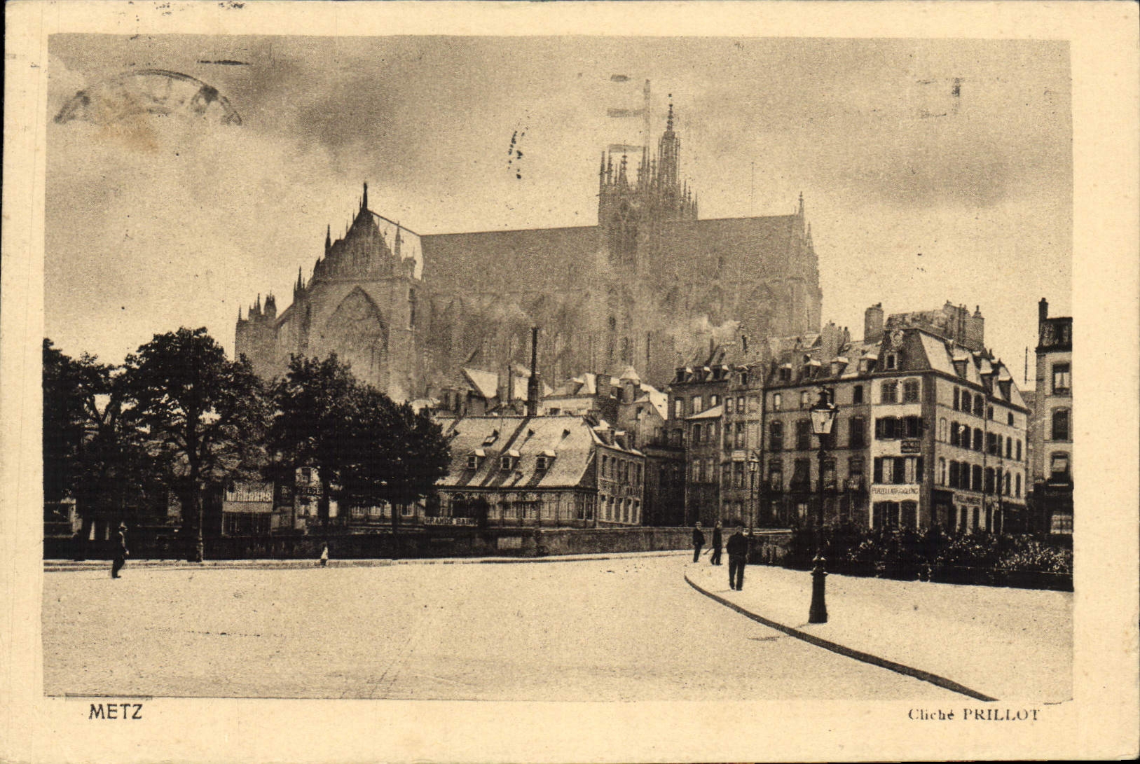 Metz — Cathédrale et rue — Cliché PRILLLOT
