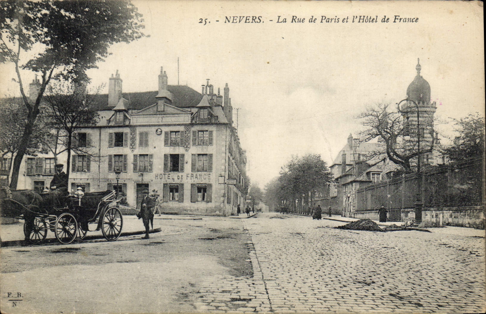 Nevers - La Rue de Paris et l'Hôtel de France — F.R. N°25