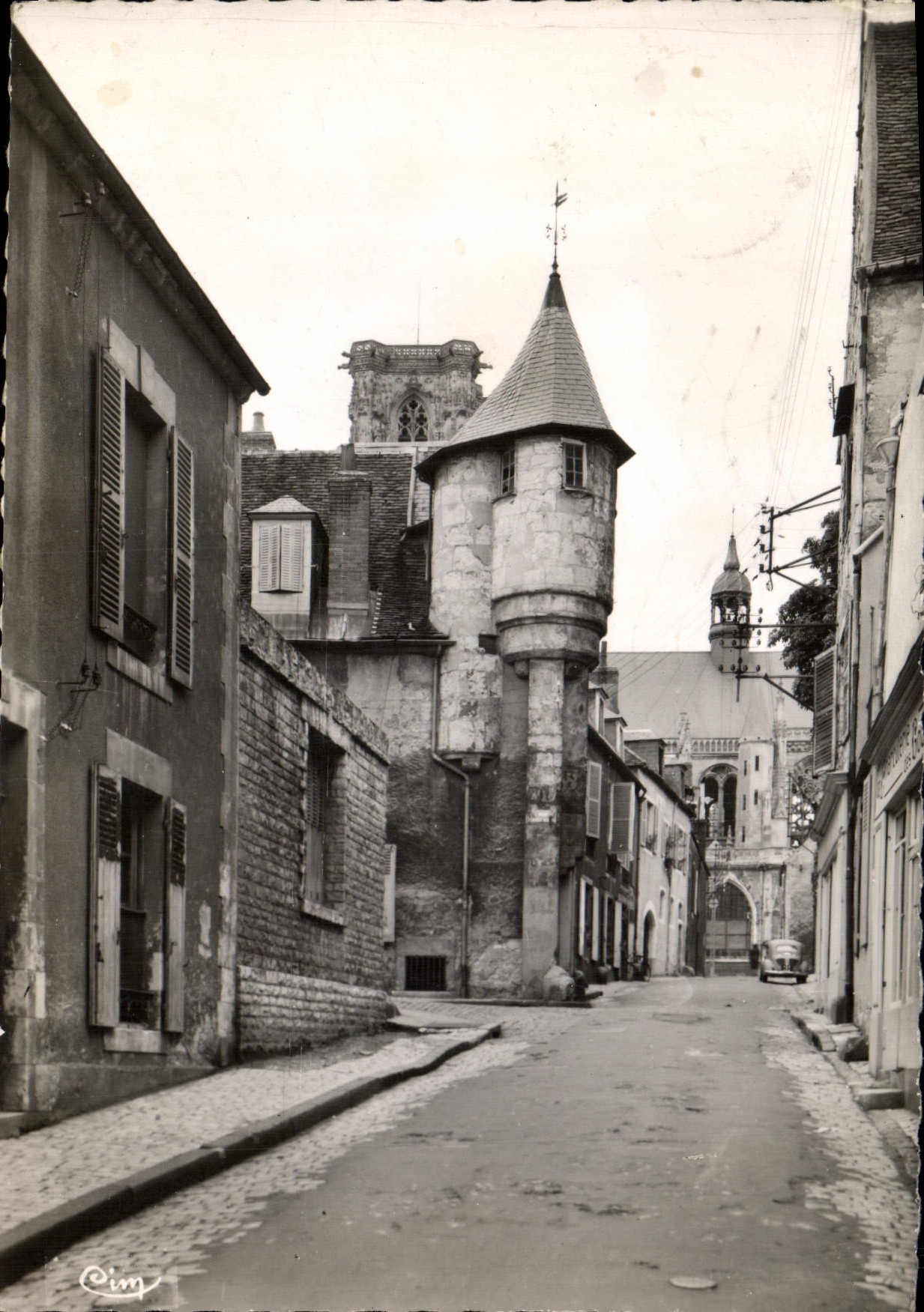 Nevers (Nièvre) — Rue de Loire, Maison à Echauguette — Dans le fond, la Cathédrale — Photo Cabier Bacon