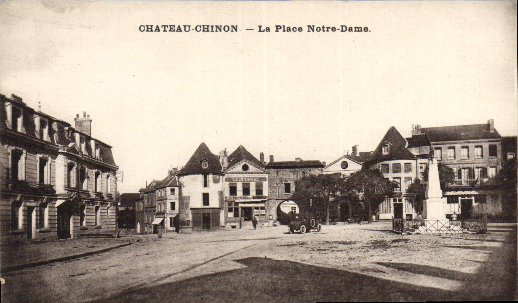 Château-Chinon — La Place Notre-Dame — Éditeur C.L.B.