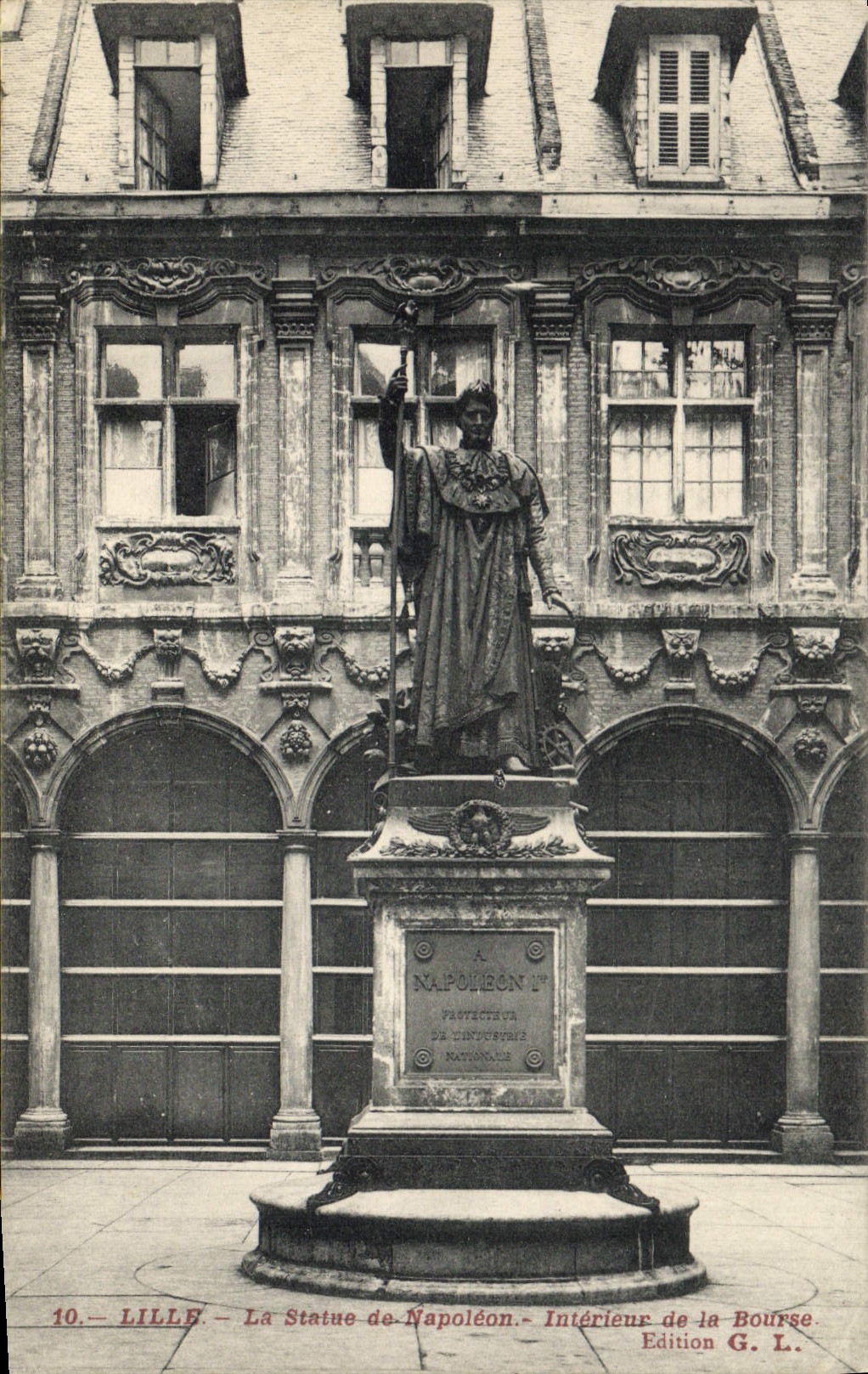 CPA Lille La Statue De Napoleon Bourse