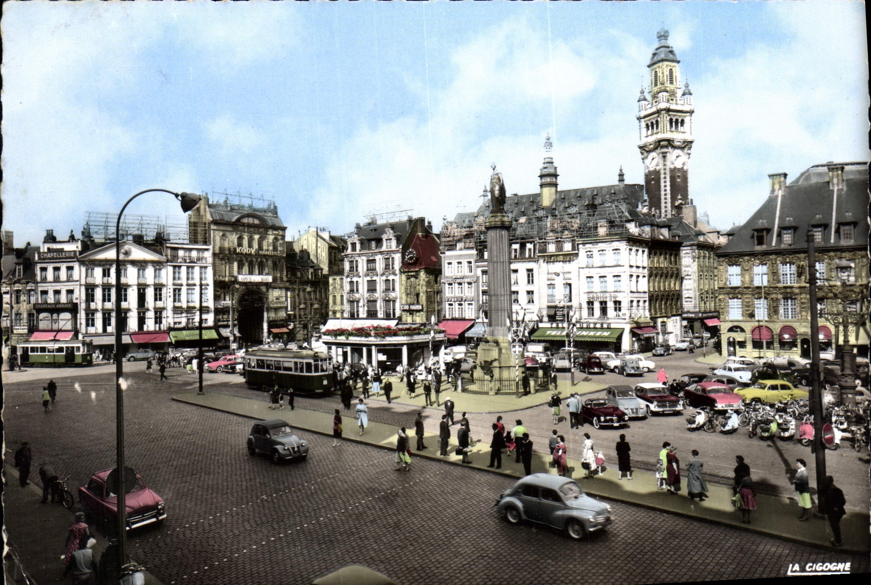 Place du Général-de-Gaulle à Lille — vue animée avec tramway et monument — Éditions 'La Cigogne'