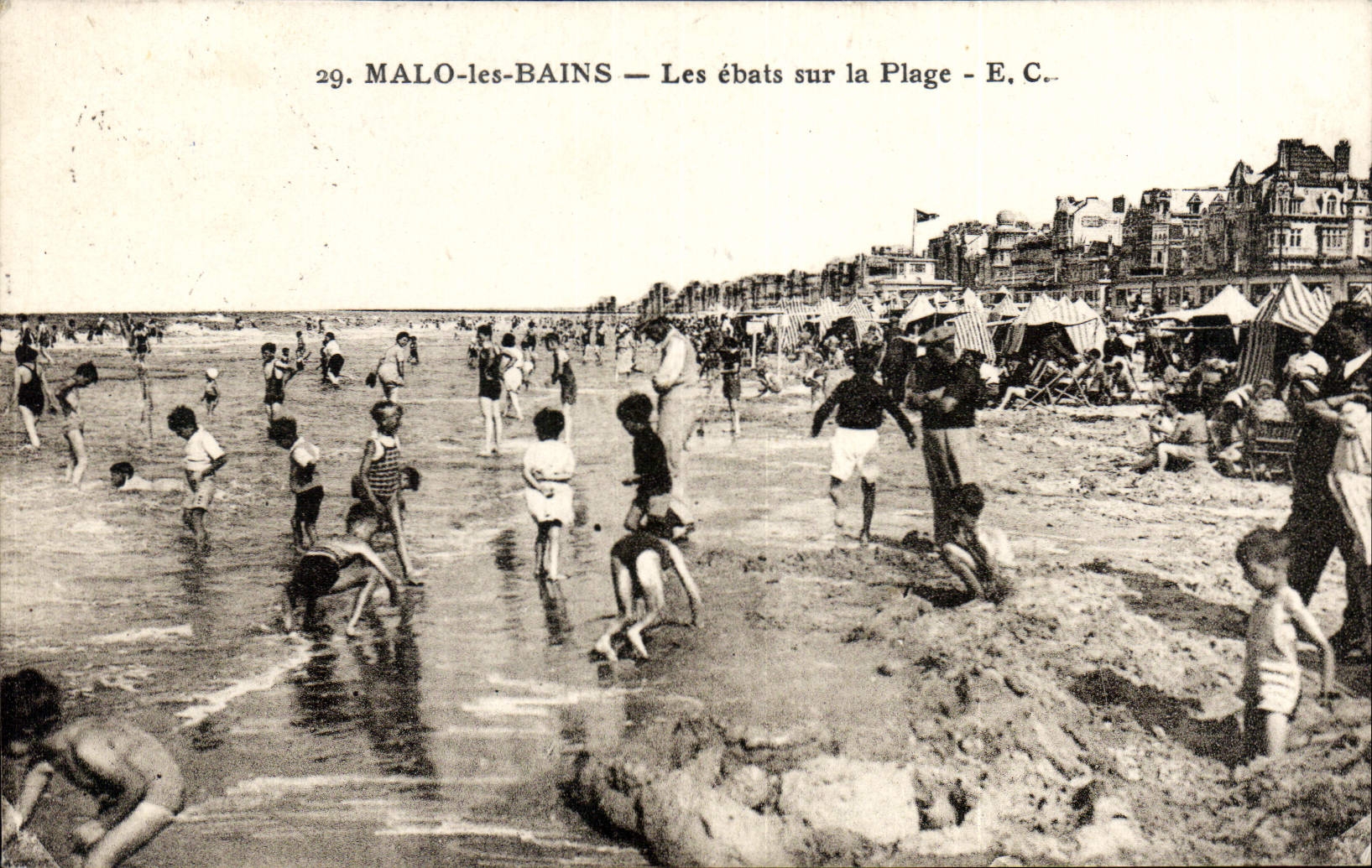 MALO-les-BAINS — Les ébats sur la Plage — E.C.