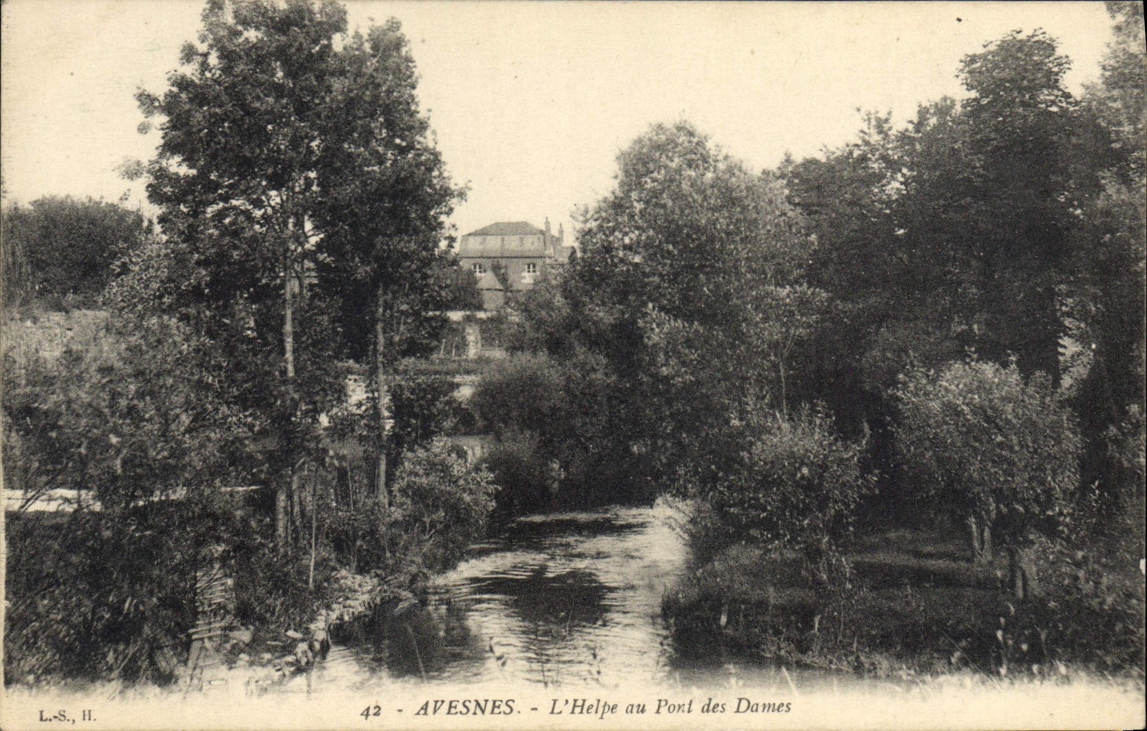 CPA Avesnes Sur Helpe L'Helpe Au Pont Des Dames