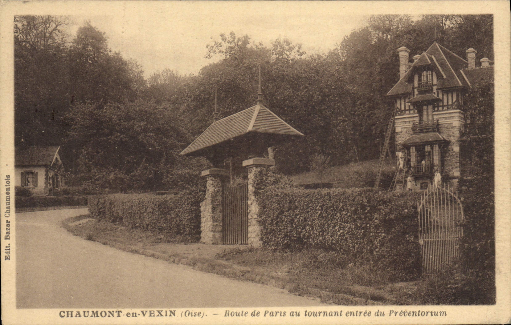 Chaumont-en-Vexin (Oise) — Route de Paris au tournant entrée du Préventorium — Édit. Bazar Chaumontois
