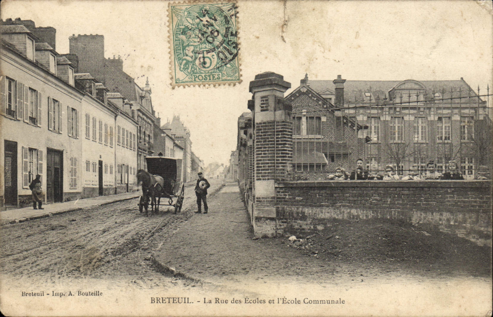 Breteuil - La Rue des Écoles et l'École Communale — Imp. A. Bouteille