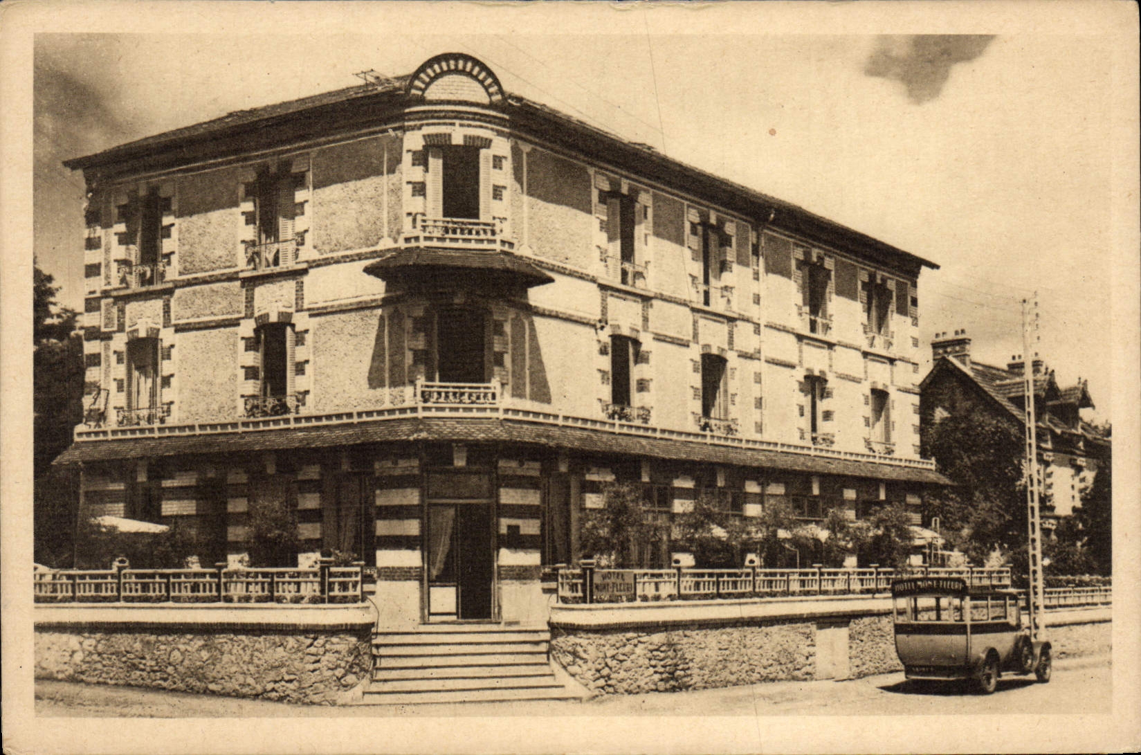 Hotel Mont-Fleuri und Anbau — Thermalbad Bagnoles-de-l'Orne — unbekannter Verlag, Seriennummer 61