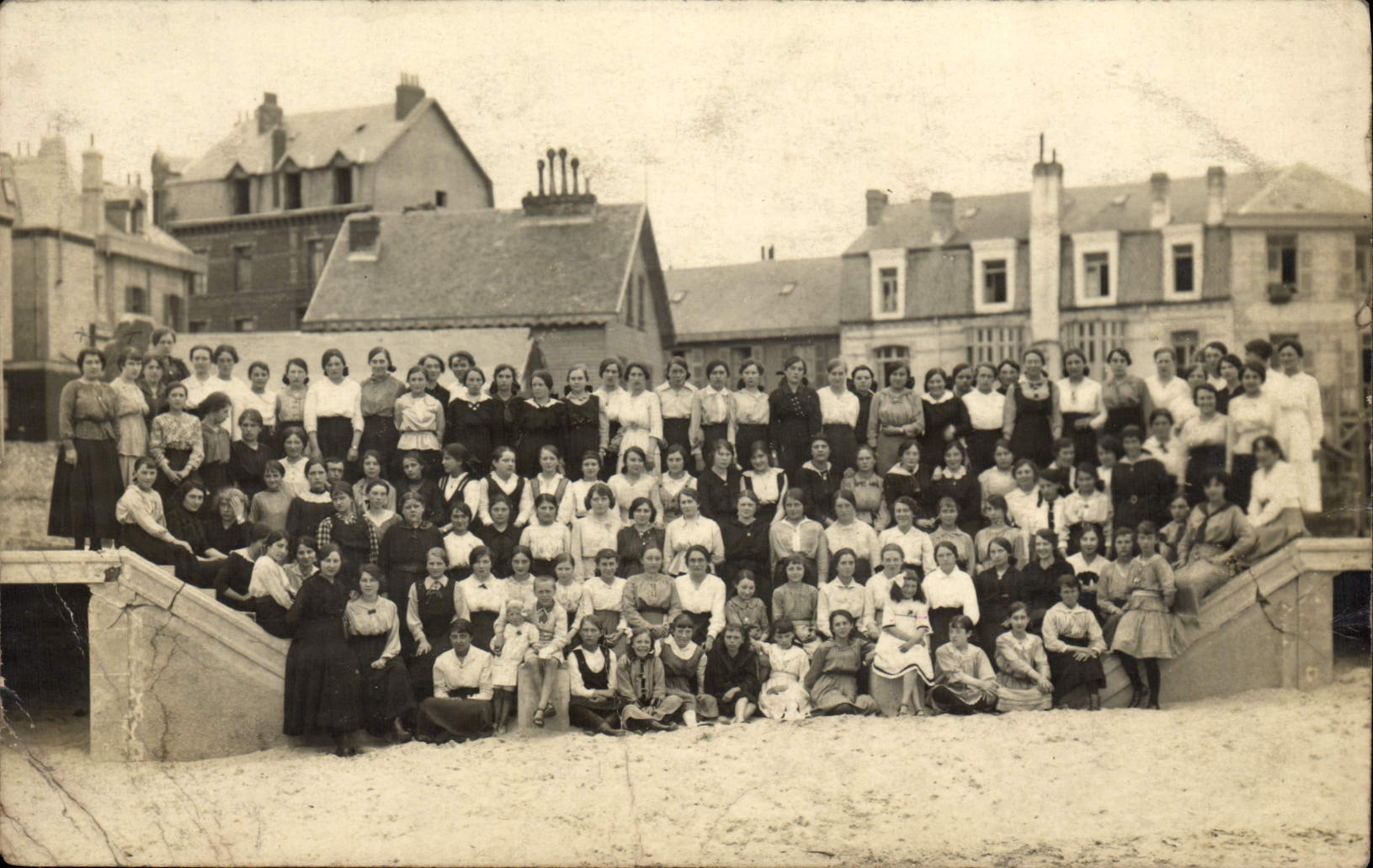 CPA Berck Plage école des filles réunies pour une fête