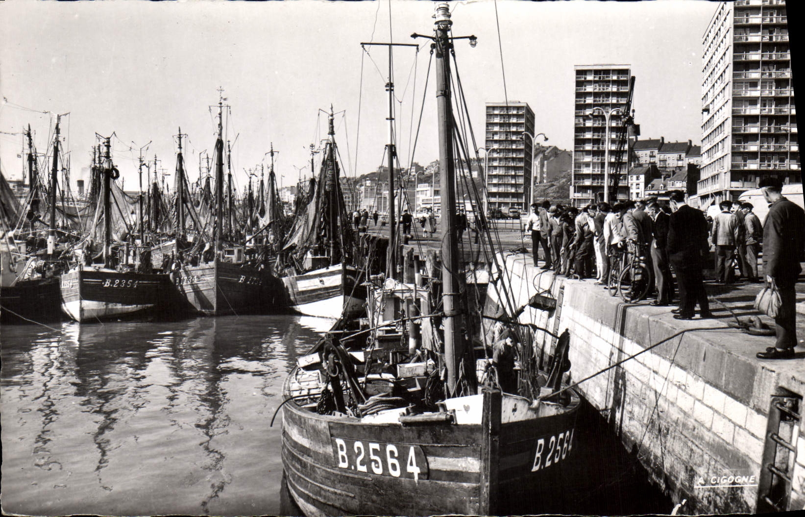 Port de Boulogne-sur-Mer — vue des bateaux de pêche et du quai — Éditions LA CIGOGNE
