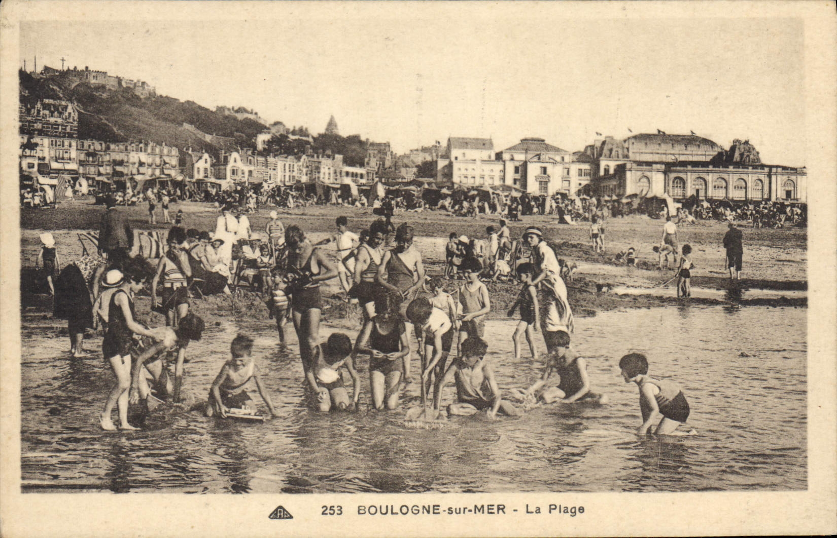 BOULOGNE-sur-MER - La Plage — CPA n°253, éditeur ARA