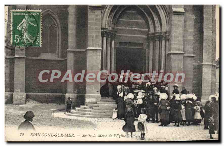 Boulogne-sur-Mer — Sortie de Messe de l'Église Saint-Pierre — CPAdeCollection