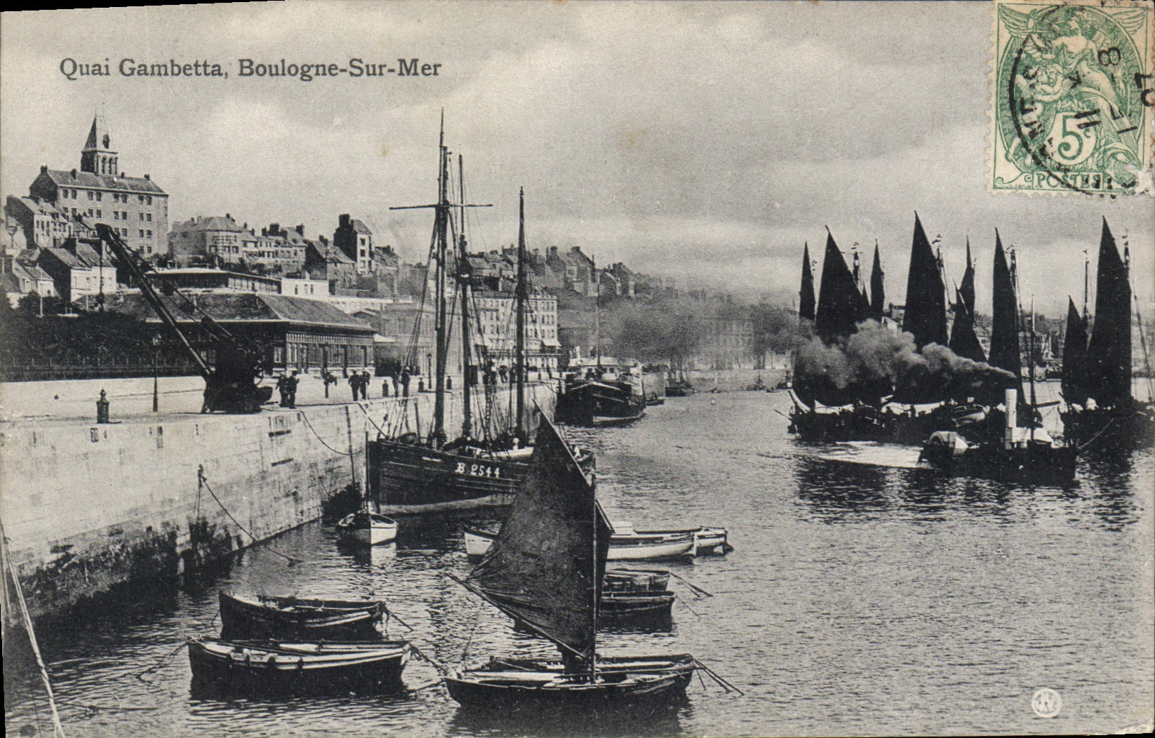 Quai Gambetta, Boulogne-Sur-Mer — vue du port avec bateaux à voile et vapeur — éditeur inconnu, n° de série non visible