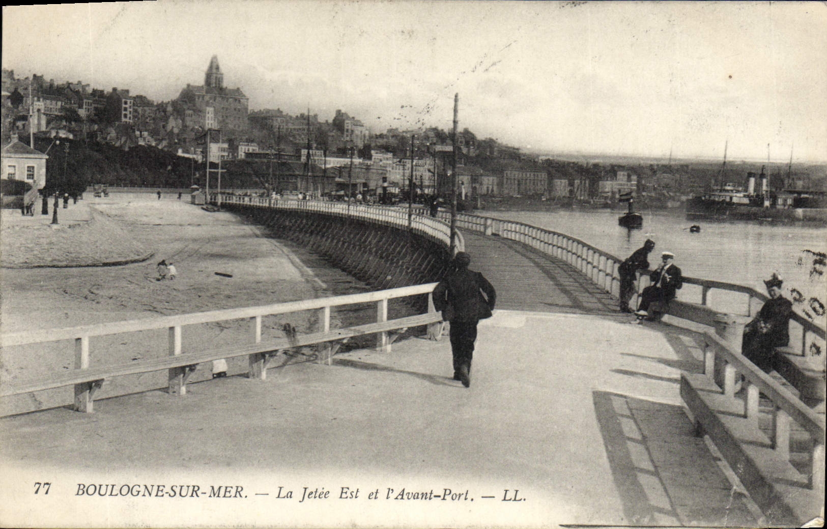 Boulogne-sur-Mer — La Jetée Est et l'Avant-Port — LL. — N° 77