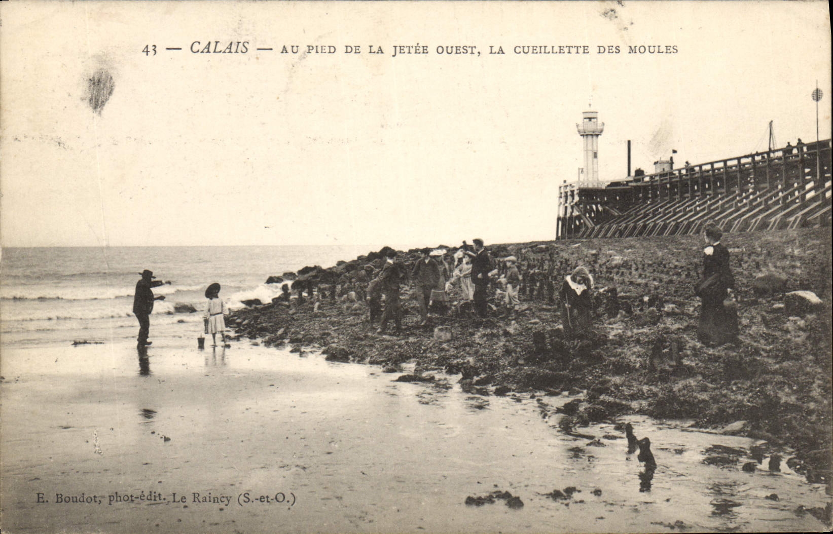 Calais — Am Fuße der westlichen Mole, die Austreibung von Schalentieren — E. Boudot, phot-édit. Le Raincy (S.-et-O.)