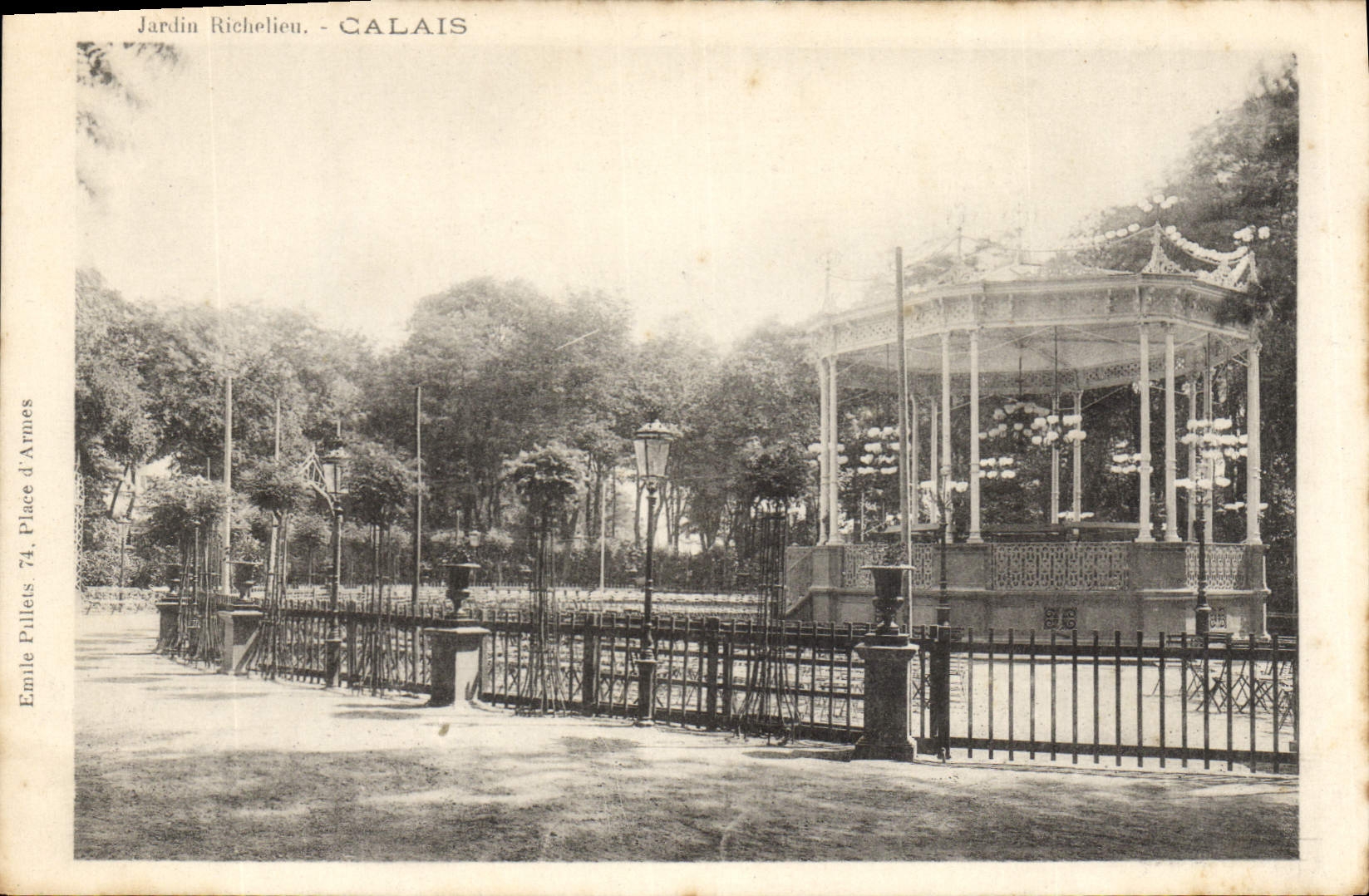 CPA Calais Le jardin Richelieu