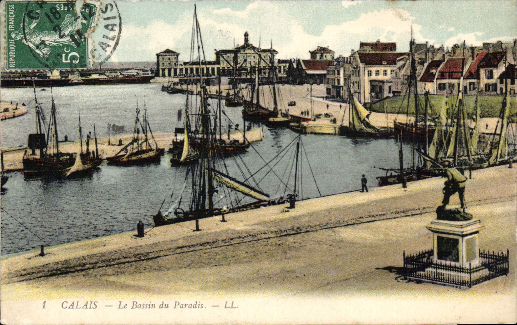 CPA Calais Le Bassin Du Paradis