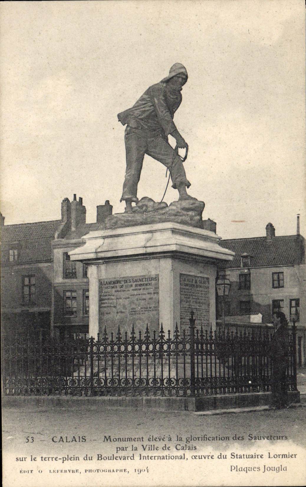 CPA Calais Monument Eleve A La Glorification des sauveteurs