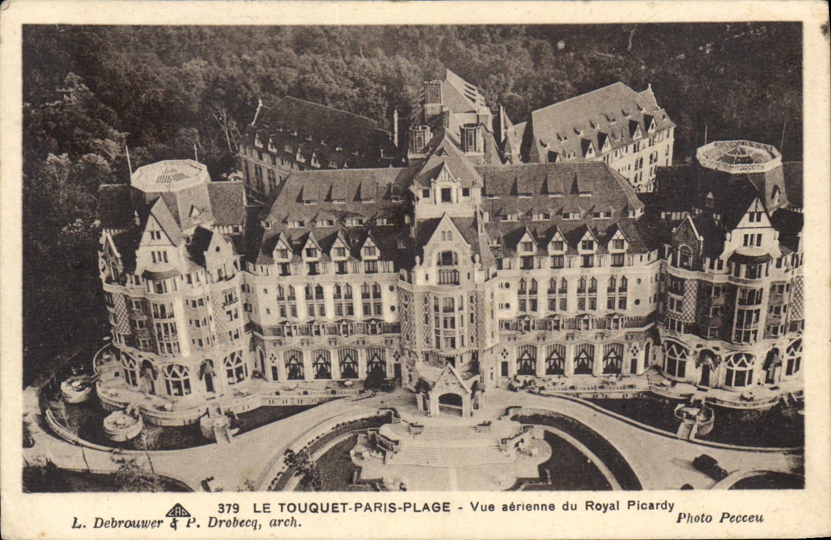 Le Touquet-Paris-Plage — Vue aérienne du Royal Picardy — L. Debrouwer & P. Drobecq, arch. — Photo Peccèu