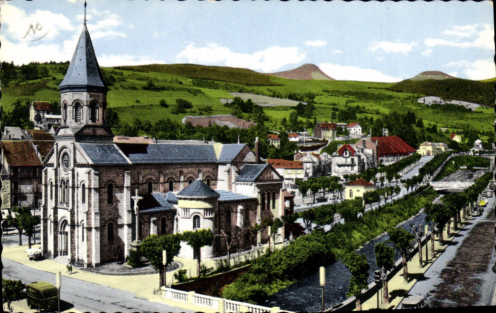 La Bourboule — vue de l'église et du village — éditeur Tourisme Départemental