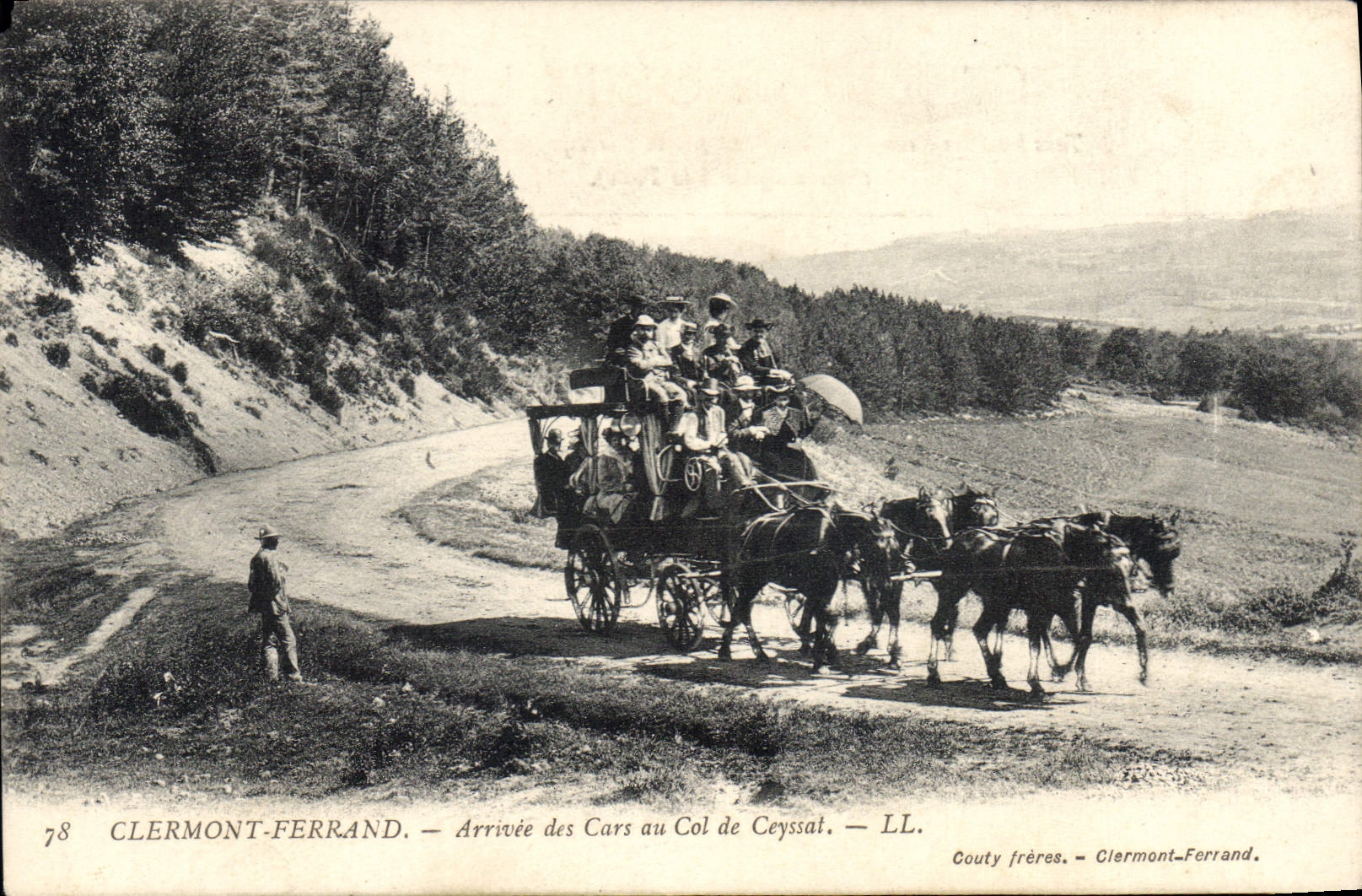CPA Clermont Ferrand Arrivée Des Cars Au Col De Ceyssat