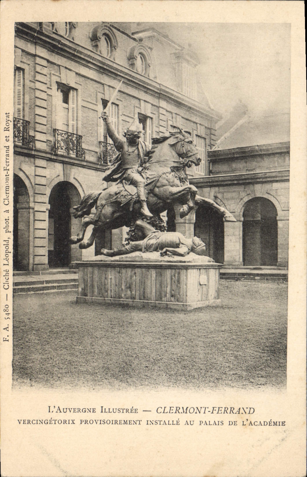 Vercingétorix à cheval — statue provisoirement installée au palais de l'Académie — Cliché Léopold, phot. à Clermont-Ferrand, éd. F.A. 5180 — L'Auvergne Illustrée