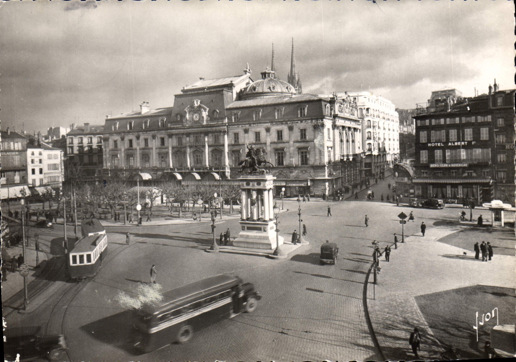 Place Jaude à Clermont-Ferrand — vue panoramique avec monument équestre et tramway — éditeur J. Fjon