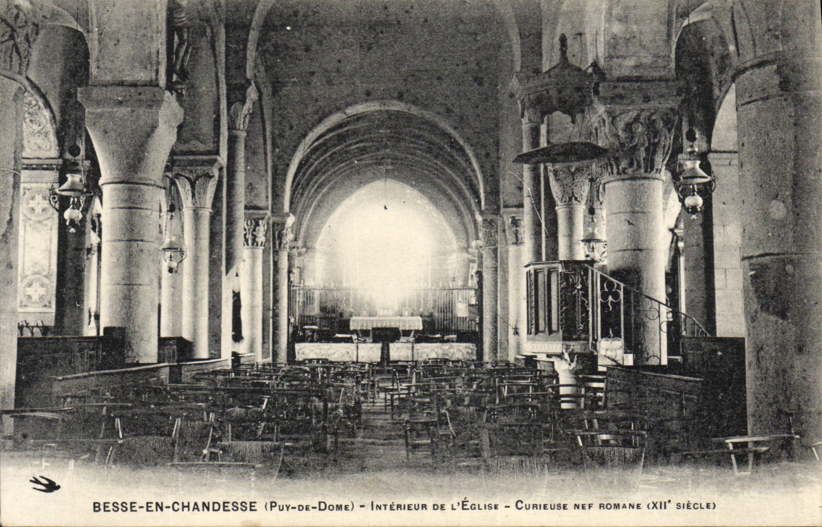 CPA Besse En Chandesse intérieur de L'Eglise
