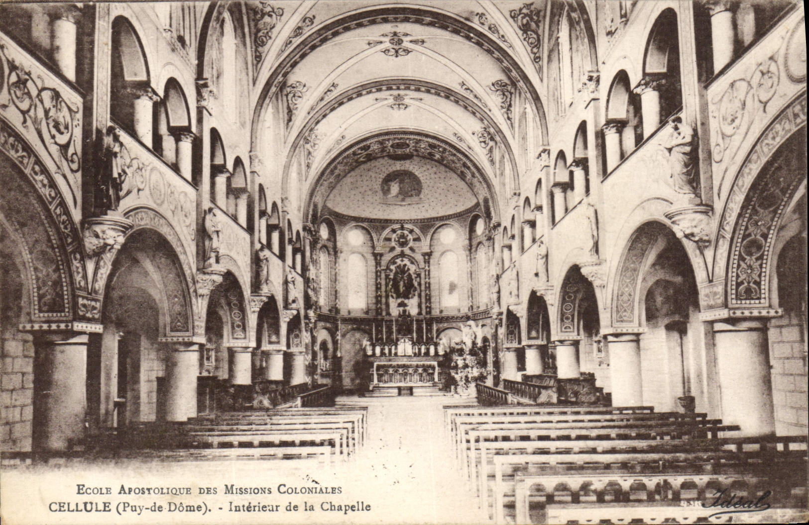 Intérieur de la chapelle — École Apostolique des Missions Coloniales — Cellule (Puy-de-Dôme)
