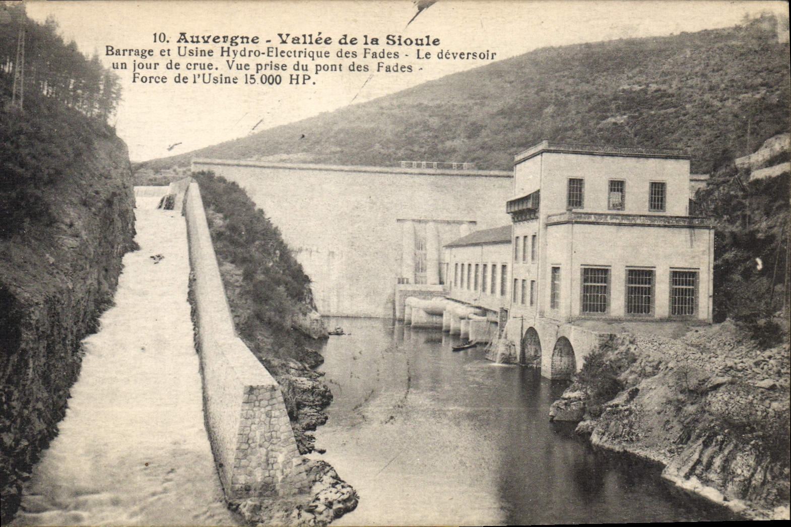 Auvergne - Vallée de la Sioule — Barrage et Usine Hydro-Electrique des Fades — Vue prise du pont des Fades — Force de l'Usine 15.000 HP