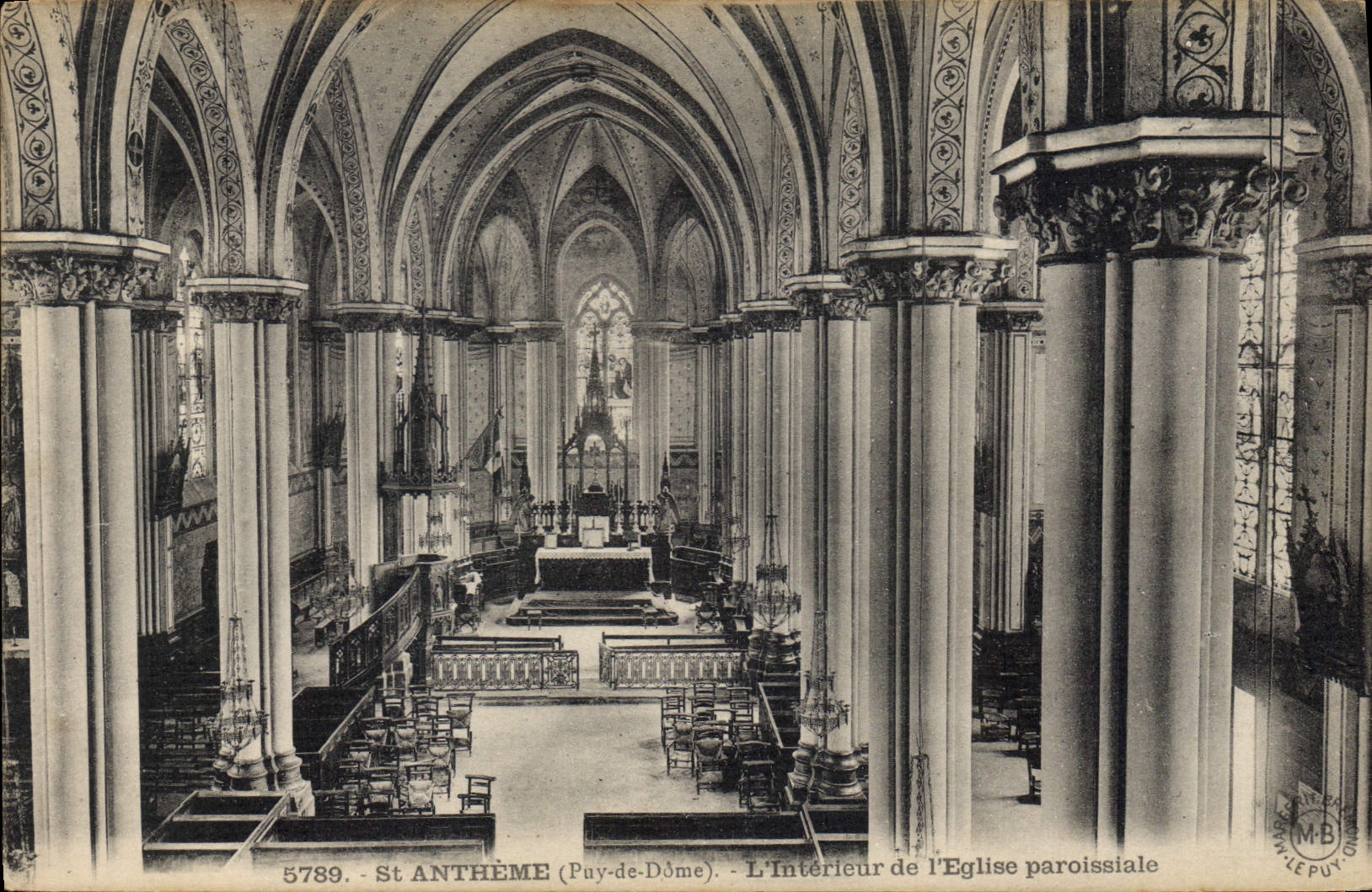 St ANTHÈME (Puy-de-Dôme) — L'Intérieur de l'Église paroissiale — Éditions Margeret-le-Puy