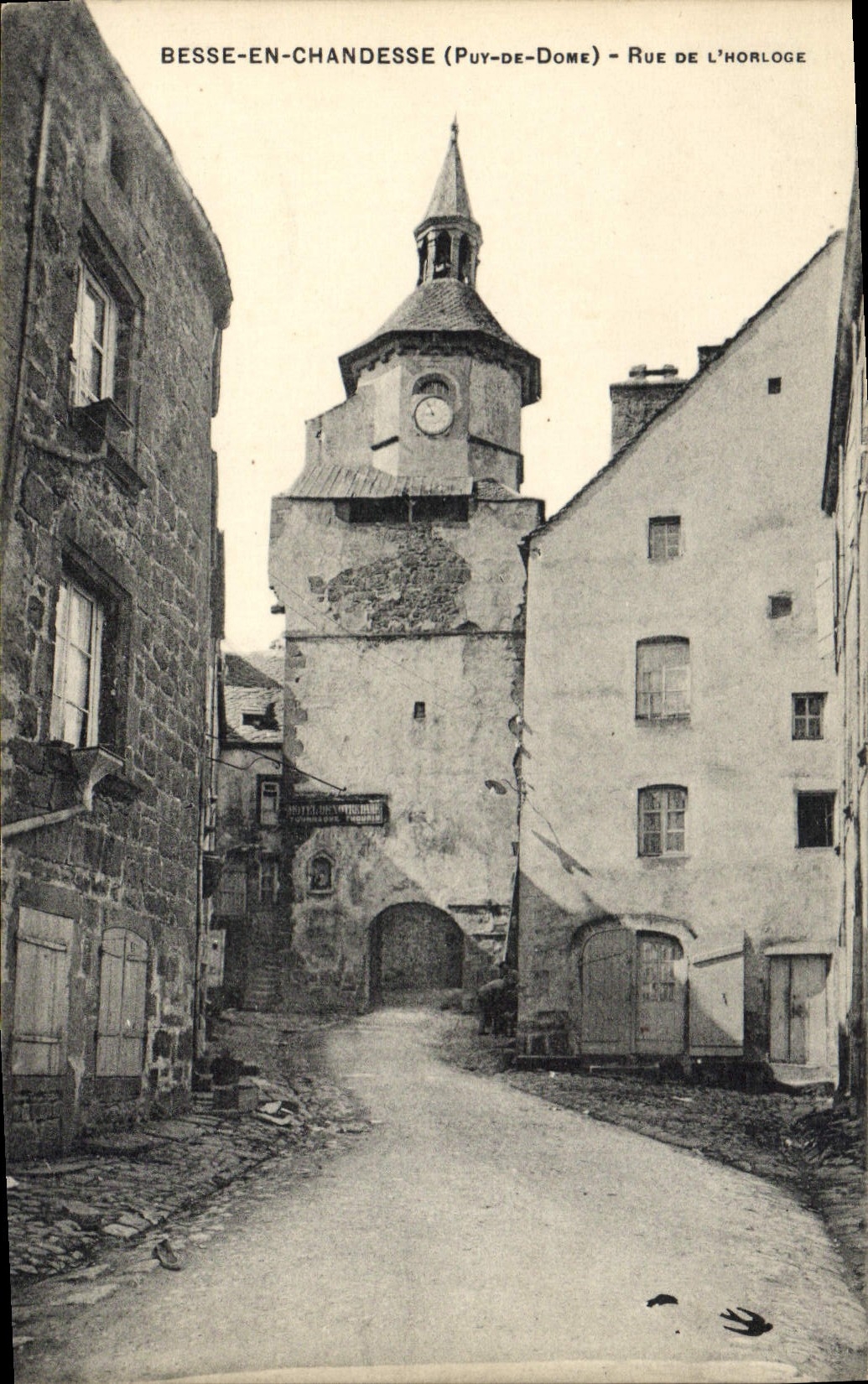 CPA Besse En Chandesse Rue De L'Horloge