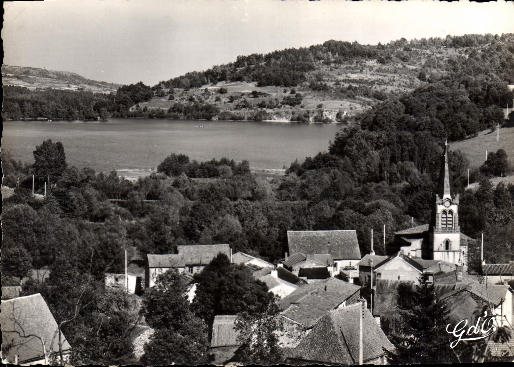 Le Lac d'Aydat — Vue ouest sur le lac et le village — Gd'O