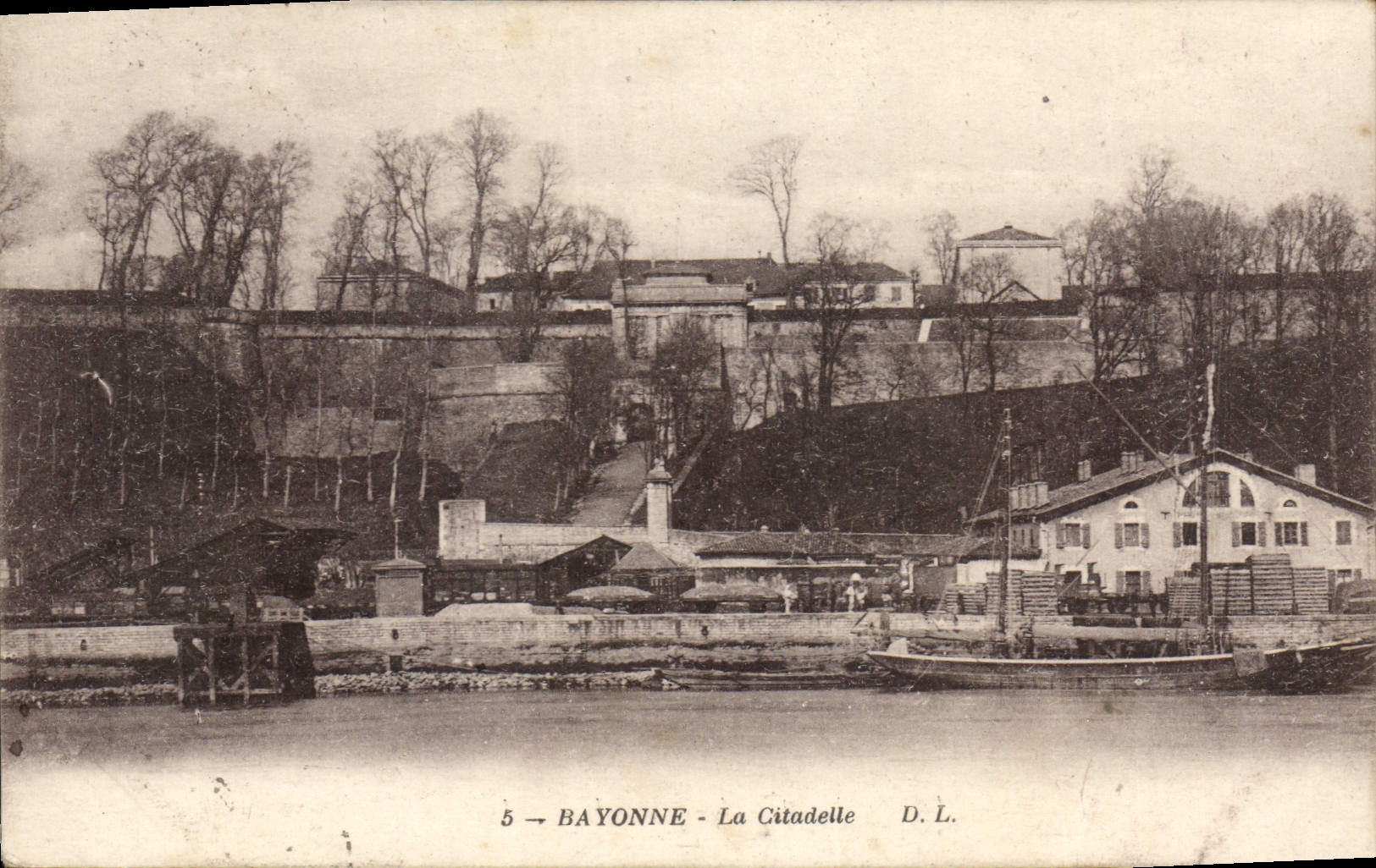 Bayonne - La Citadelle — vista del puerto y del fuerte, editor D.L., n°5 - Anverso