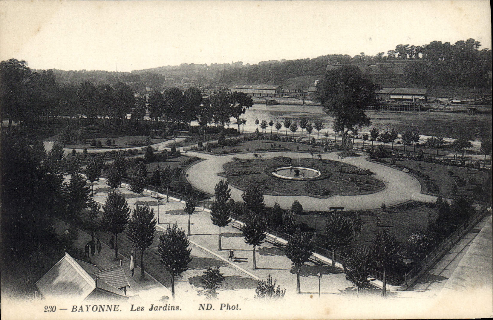 Bayonne. I Giardini — vista aerea del parco con fontana centrale — ND. Fot. n°230