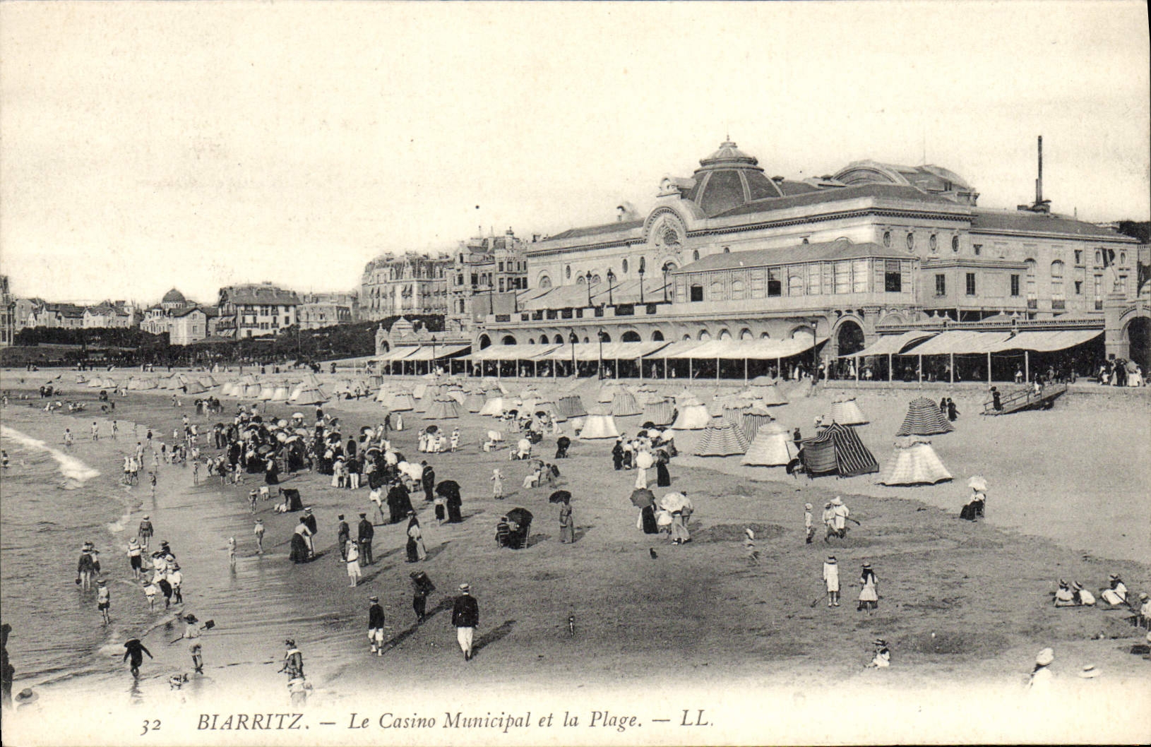 CPA Biarritz Le Casino Municipal Et La Plage