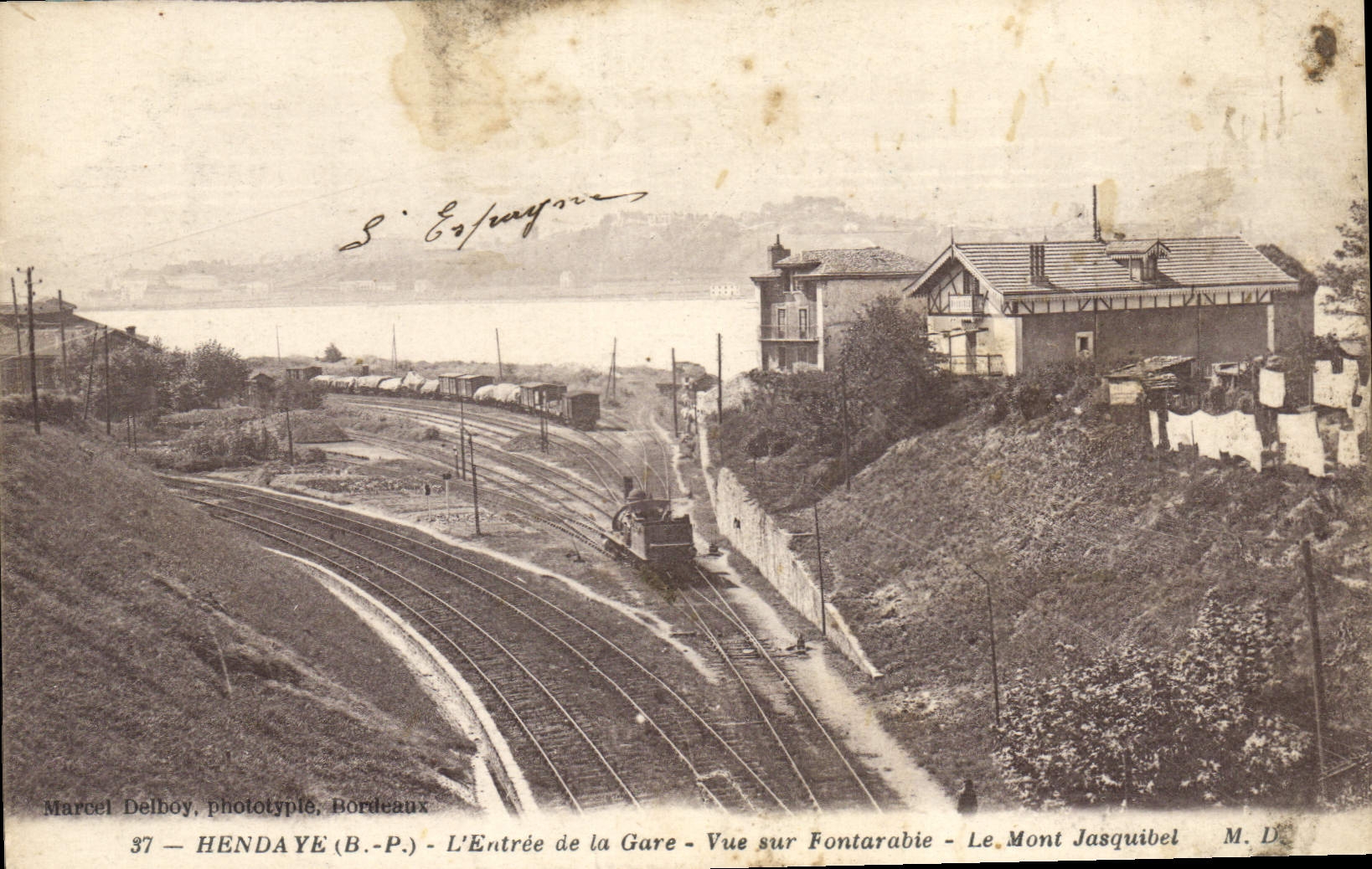 Hendaye (B.-P.) — L'Entrée de la Gare - Vue sur Fontarabie - Le Mont Jasquibel — Marcel Delboy, phototype, Bordeaux