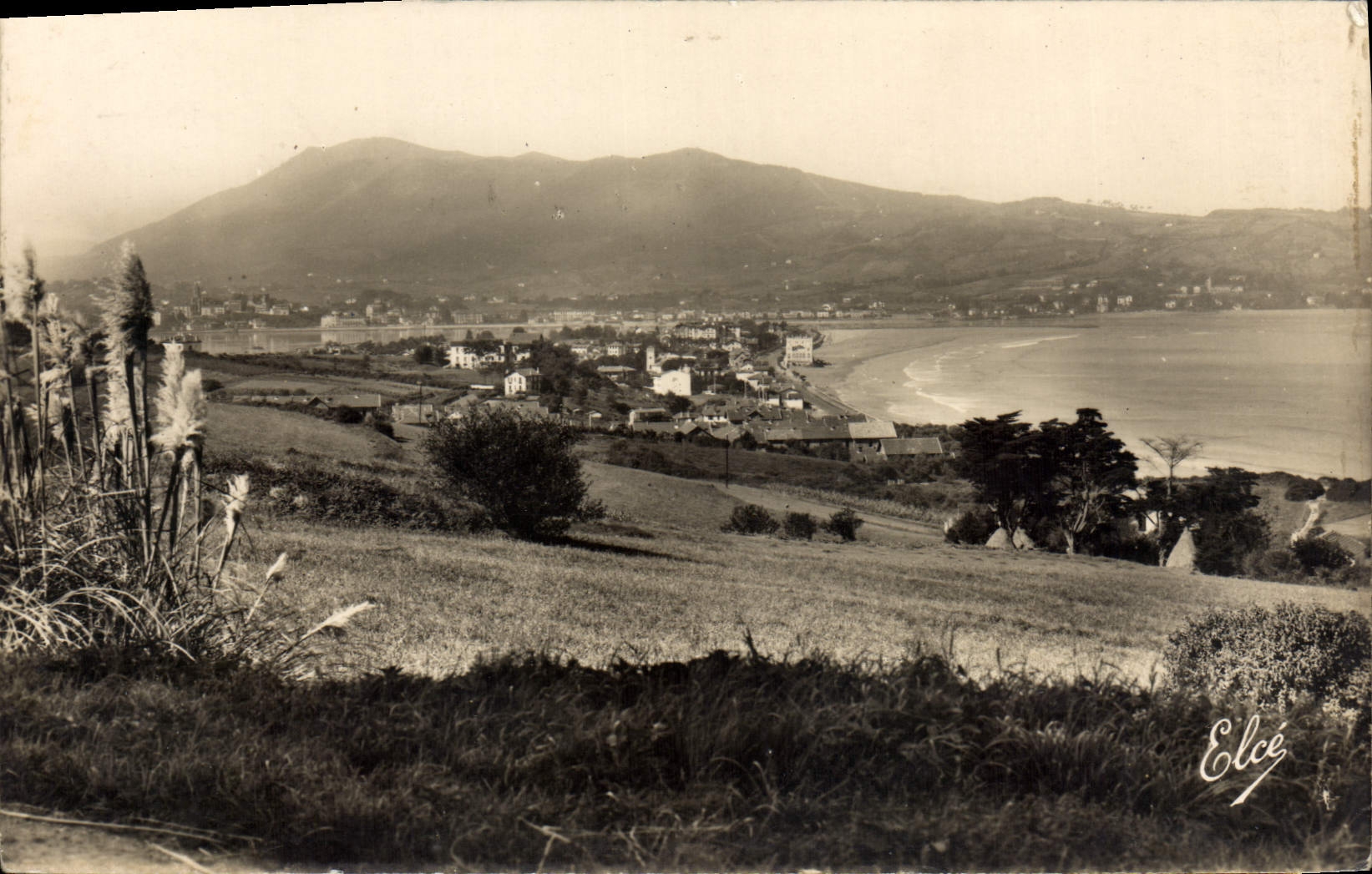 Hendaya-Plage (B.Pyr.) — Vue générale au fond, les Monts Espagnols — Véritable Photo au bromure, éditeur Véron Vichon-Hugues