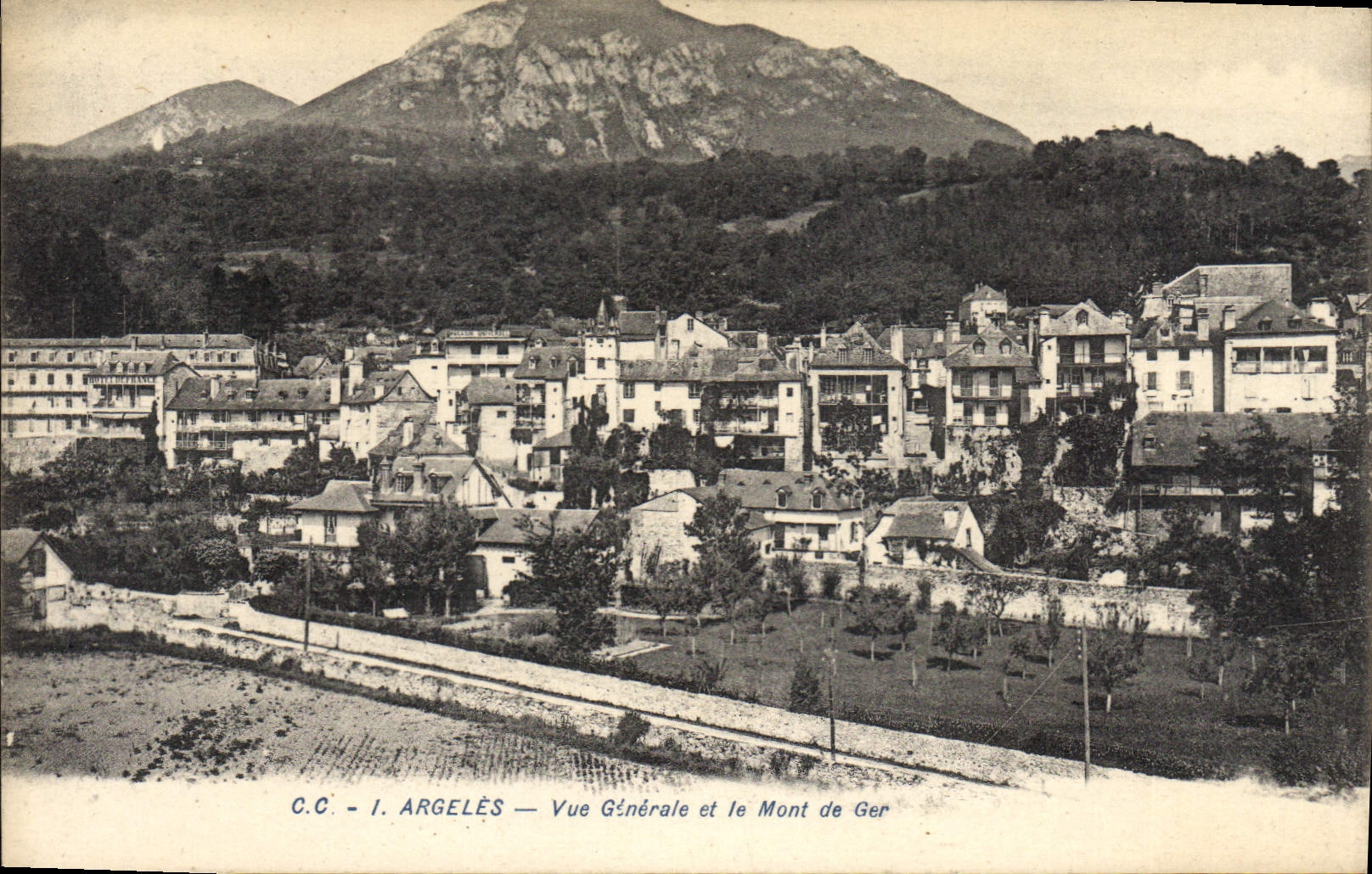 CPA Argeles Vue Generale Et Le Mont De Ger