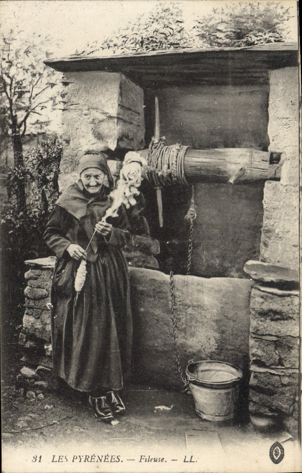 Les Pyrénées — Fileuse — LL. — N°31