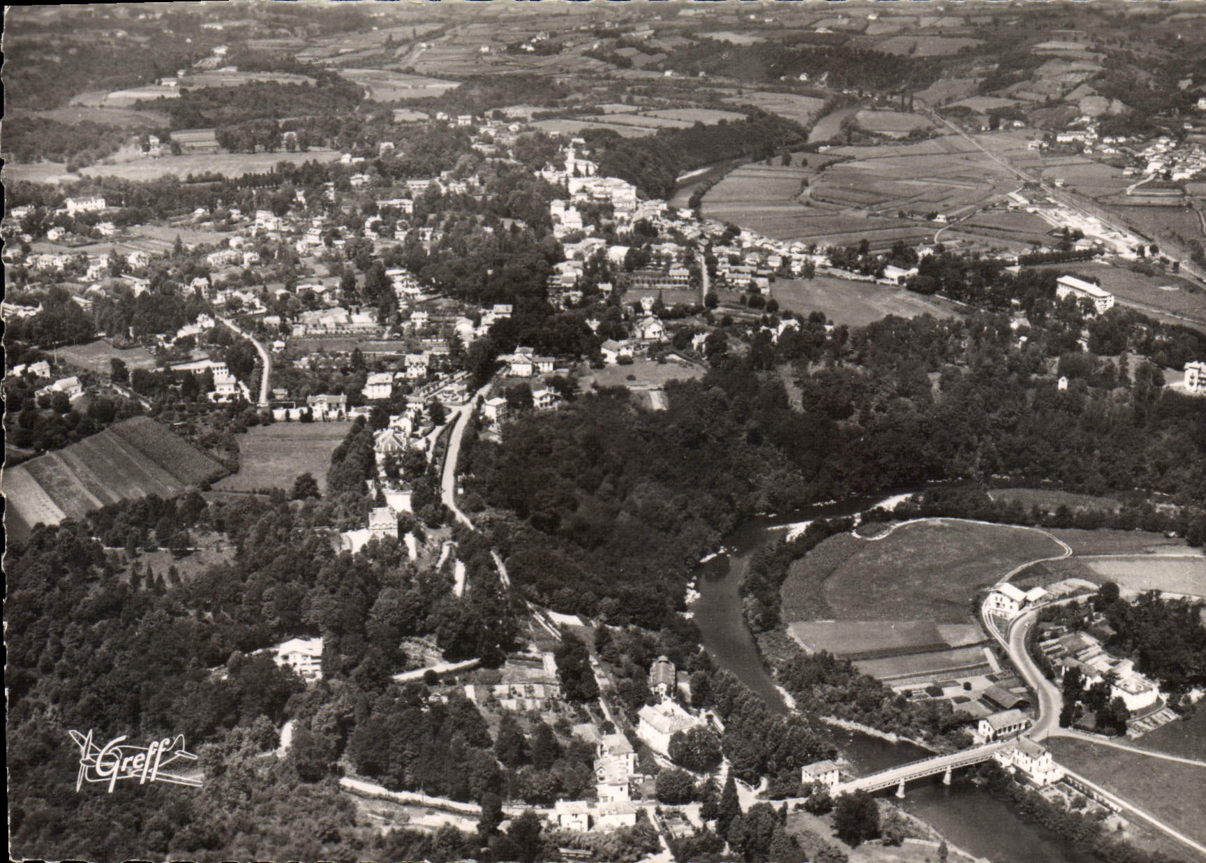 Cambo (Basses-Pyrénées) — Vue aérienne de la ville et vallée de la Nive — Greff